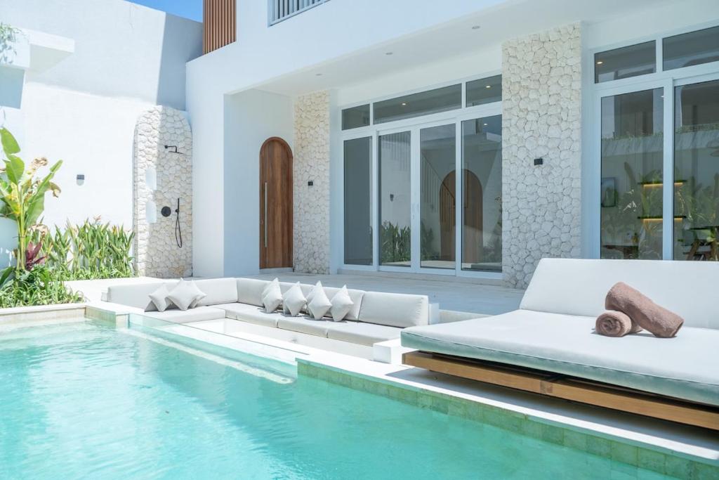 eine Villa mit Swimmingpool mit Bett und Couch in der Unterkunft Brand New 2 BR Villa Solina at Bingin Sentosa Villa in Bingin Beach