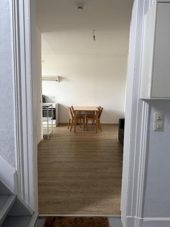 a dining room and kitchen with a table and chairs at Wupper Apartments Vogel in Erbschlö