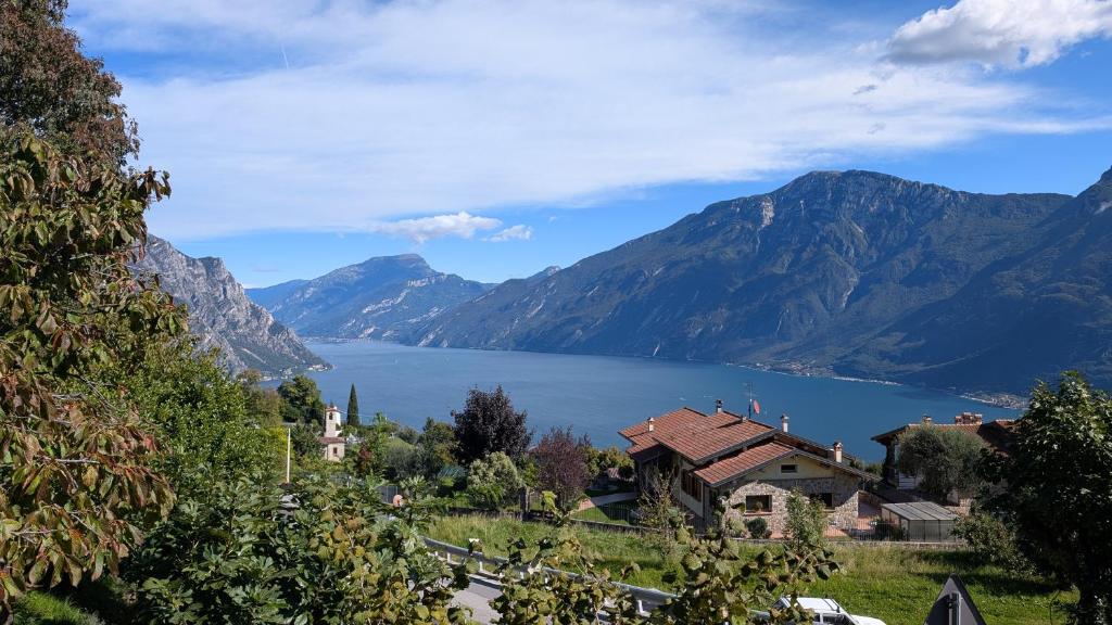 une vue d'un lac avec des montagnes en arrière-plan dans l'établissement Viator Vale, à Tremosine