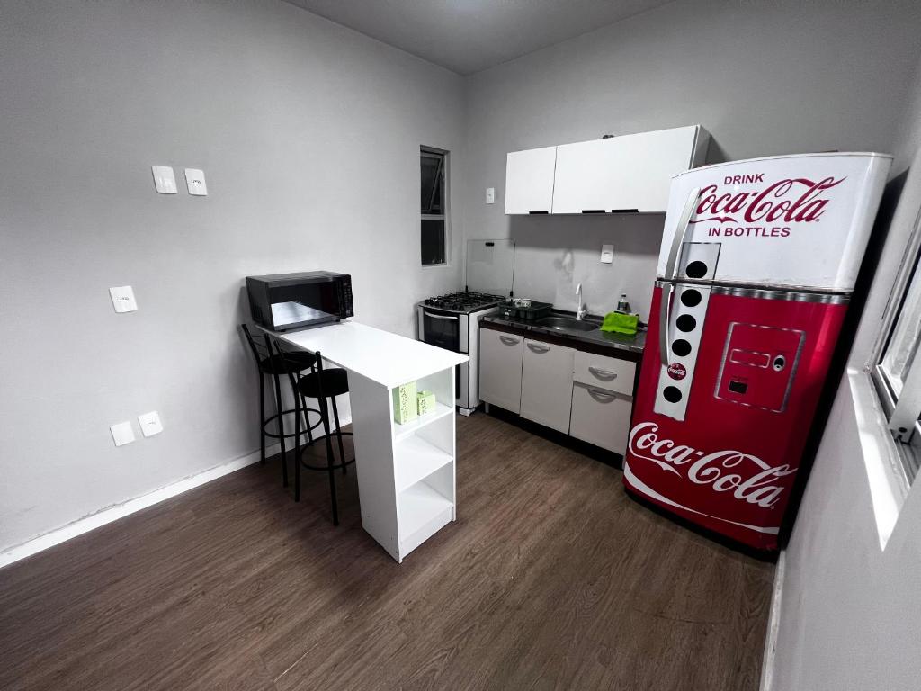 バウネアーリオ・コンボリウーにあるStudio em ótima localização no centro de BCの古いコカコーラの冷蔵庫とカウンターのあるキッチン