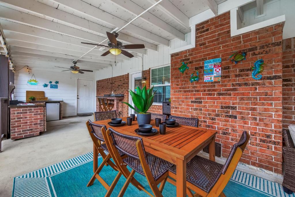 Billede fra billedgalleriet på Luxury Stay Pool Firepit Game Room & BBQ i Taylor Lake Village