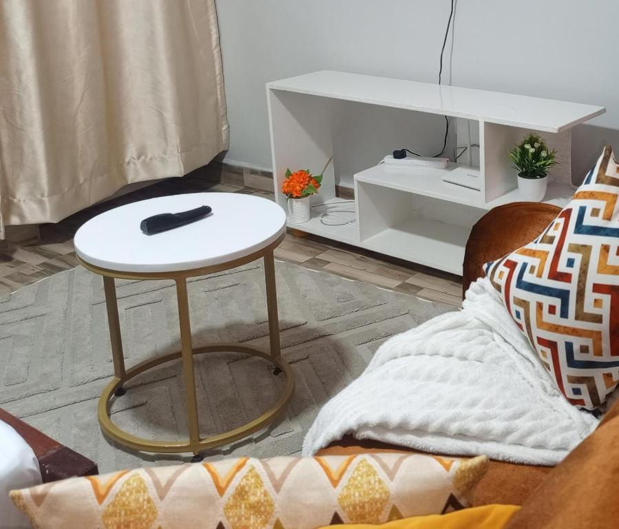 Ongata Rongai にあるFara Luxury homesのリビングルームの白いテーブルとスツール