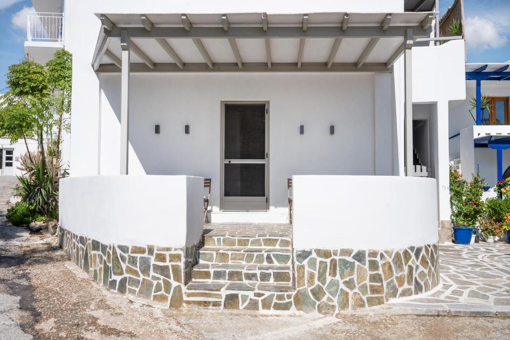 een wit huis met witte muren en een deur bij Marmara Village Home in Mármara