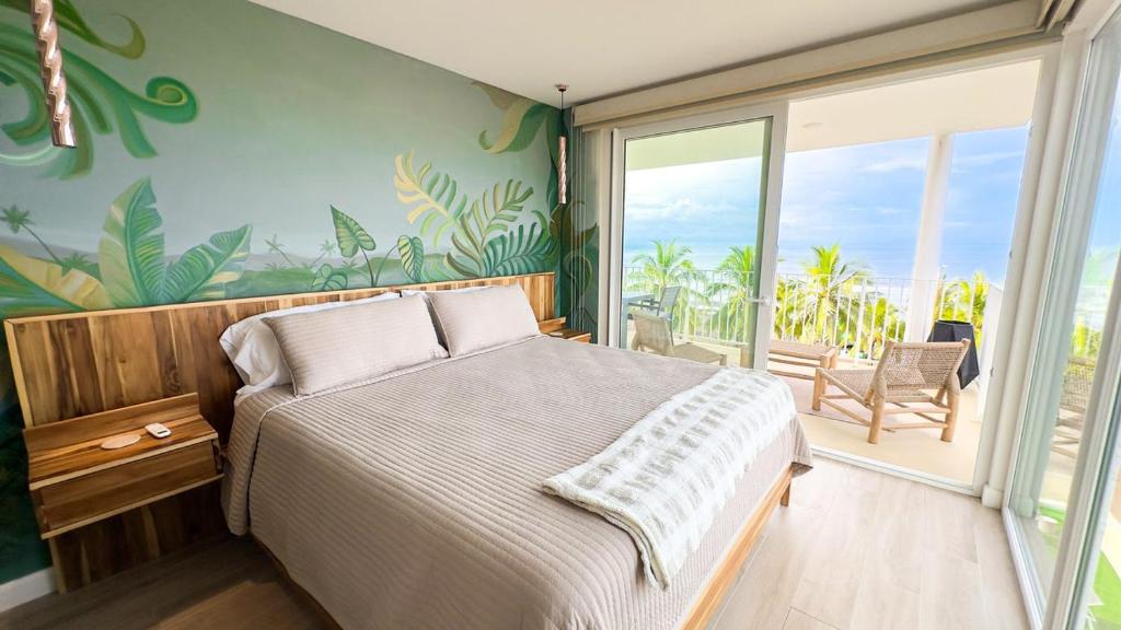 Un pat sau paturi într-o cameră la Pacific Point - Pure Vida in Jaco, Costa Rica