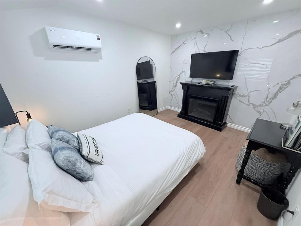 a bedroom with a bed and a flat screen tv at Amarillo Lodge in Simi Valley