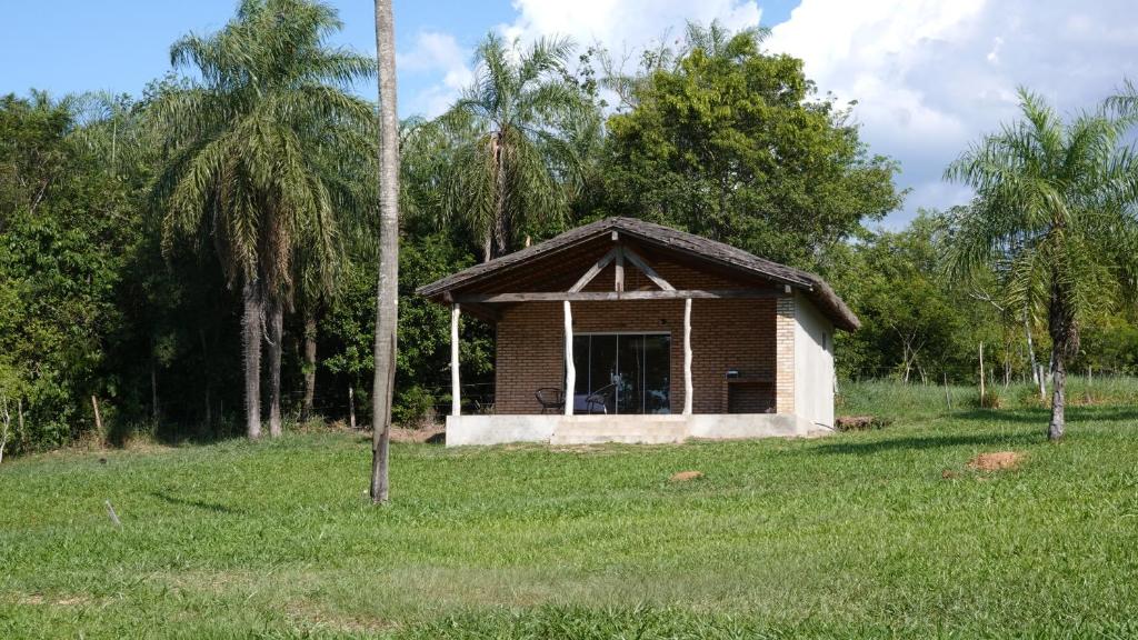 mały domek na środku pola w obiekcie Tranquilo Lodge & Camping w mieście La Colmena