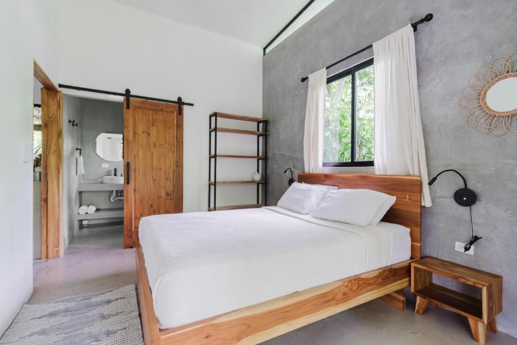 a bedroom with a large bed and a window at Casa con piscina privada a 700 m de Playa de Santa Teresa in Santa Teresa Beach