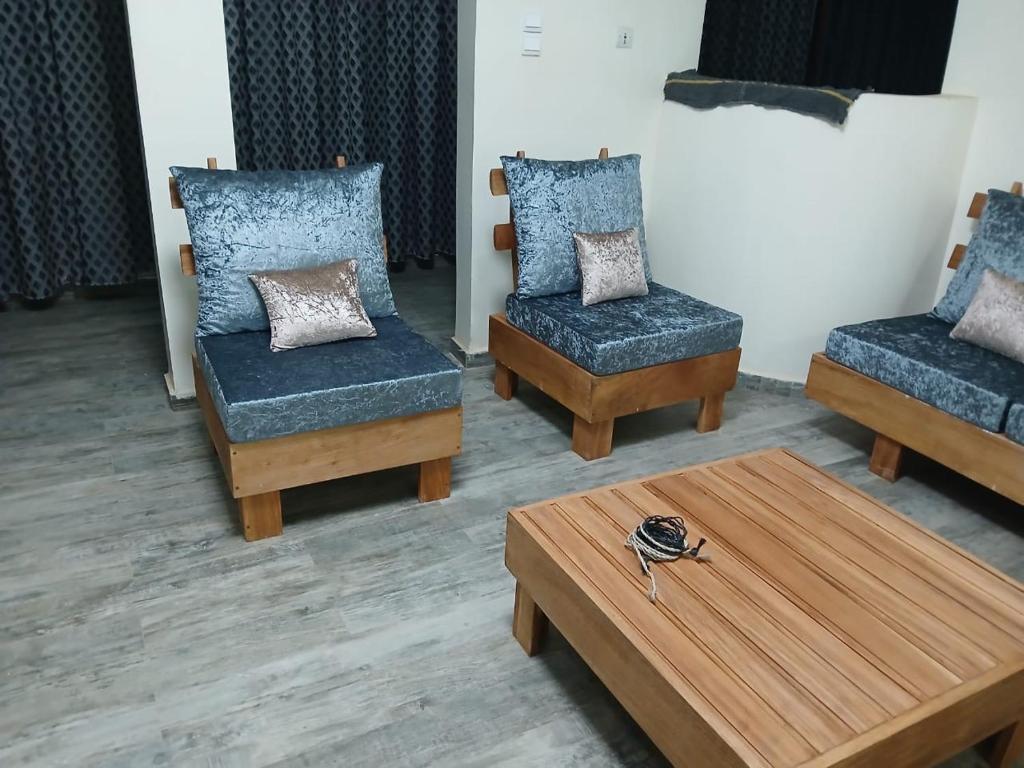 a living room with three chairs and a coffee table at ThiesAppartement 3 pièces in Thiès