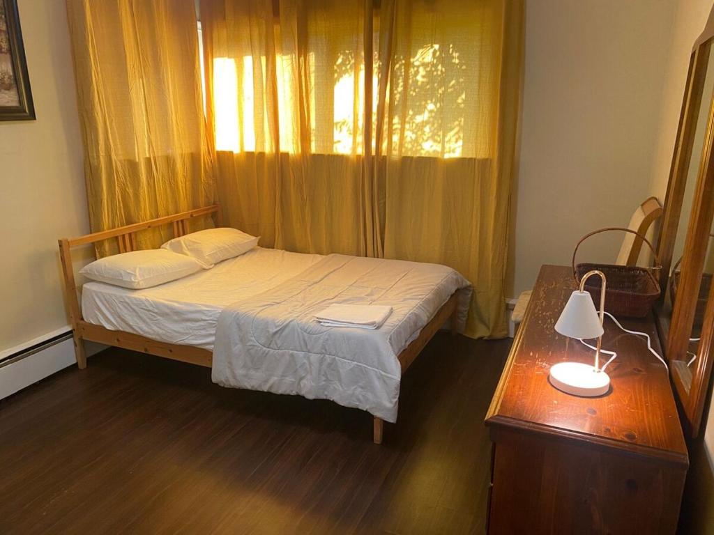 une chambre avec un lit, une table et une fenêtre dans l'établissement Furnished unit in the centre of Mississauga, à Mississauga