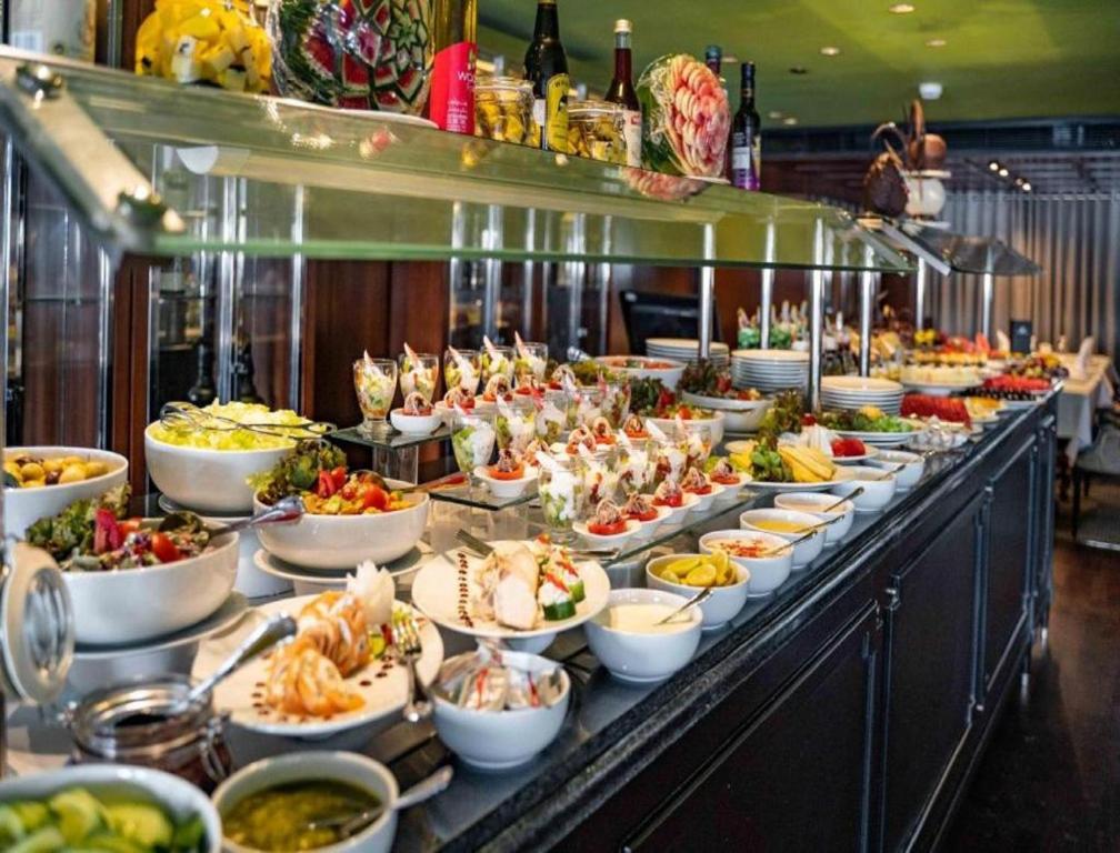 アスワンにあるNile Cruise FB 3 Nights Aswan Luxorの多くの料理を揃えたビュッフェ