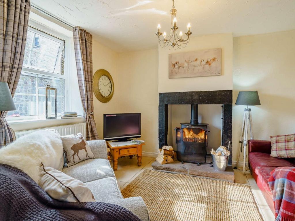 a living room with a couch and a fireplace at 2 bed in Clitheroe 89536 in Chipping