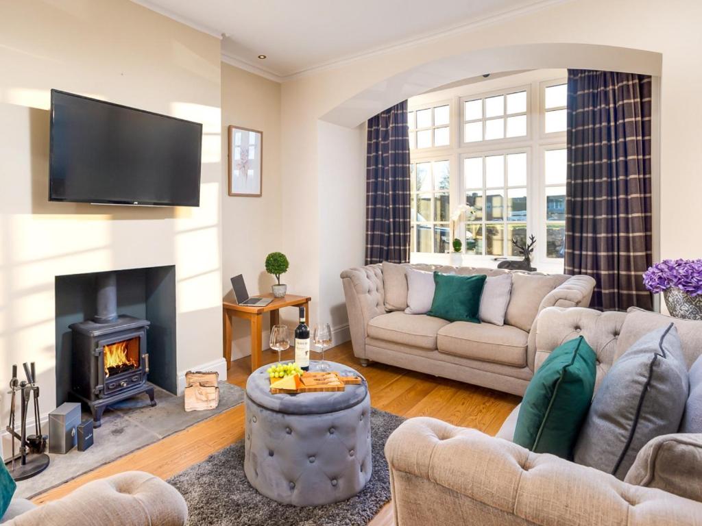 カートメルにある2 Bed in Cartmel 83546の2つのソファと暖炉のあるリビングルーム