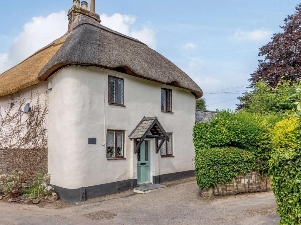 a thatched cottage with a green door at 1 bed in Chulmleigh 82389 in Chulmleigh