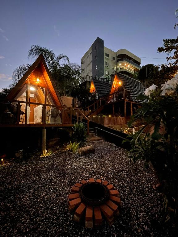 瓦拉达里斯州长市Skychale的一个带凉亭和大楼的度假胜地