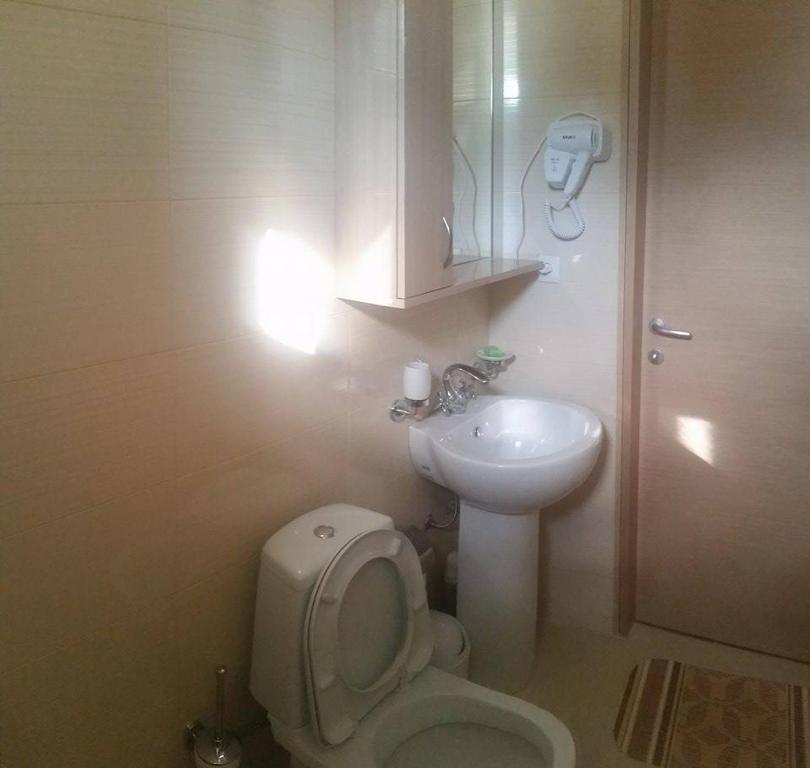 Koupelna v ubytování Omsi House