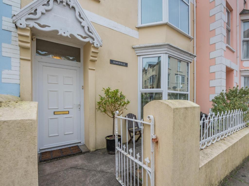 テンビーにある6 Bed in Tenby FB220の白い扉と柵のある家