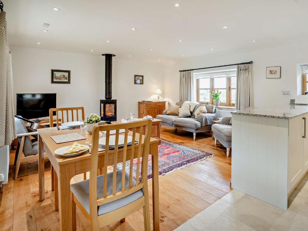 Il comprend une cuisine et un salon avec une table. dans l'établissement 1 Bed in Devauden 91941, à Wolves Newton