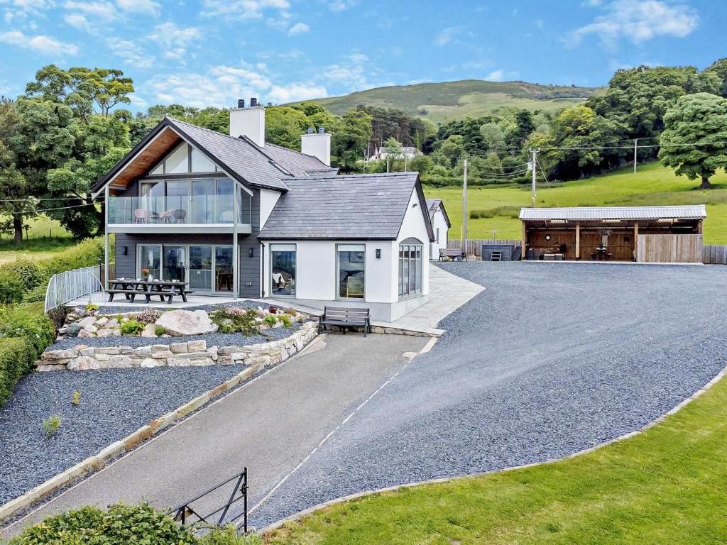 Llandyrnogにある5 Bed in Ruthin 86009の砂利道付大白い家