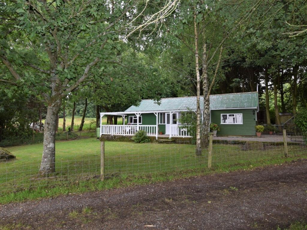 a green and white house in the woods at 1 Bed in Shaftesbury PPLOD in Shaftesbury