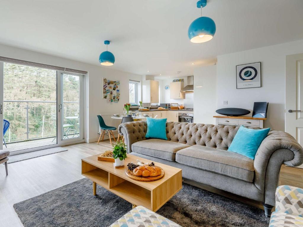 a living room with a couch and a table at 2 bed in Caernarfon 86260 in Y Felinheli
