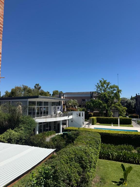 Aed väljaspool majutusasutust Hermoso depto cercano a hospital austral y usal