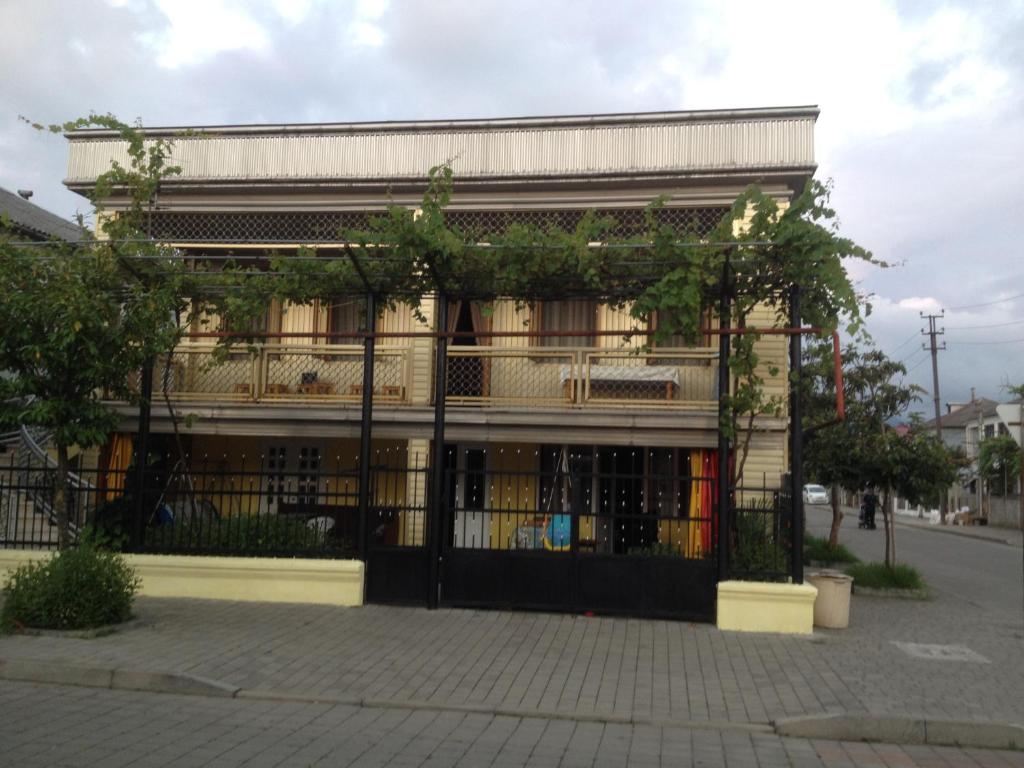 um edifício com uma cerca em frente em Welcome to Kobuleti em Kobuleti