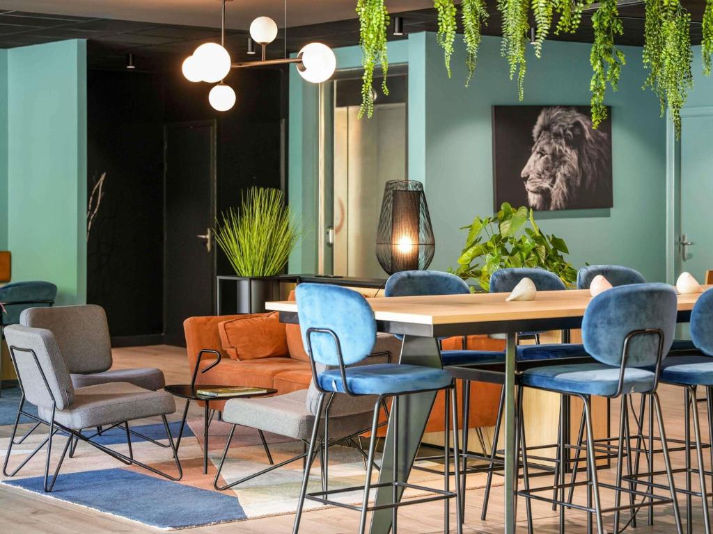 ヴィトレにあるIbis Vitré Centreのテーブルと椅子のあるダイニングルーム