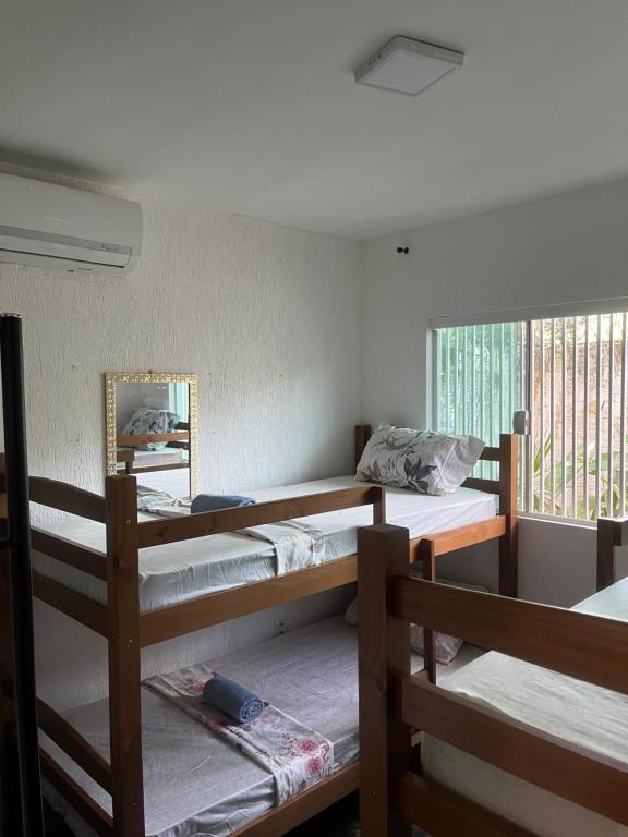 Postel nebo postele na pokoji v ubytování Pedrinhas Hostel e Camping