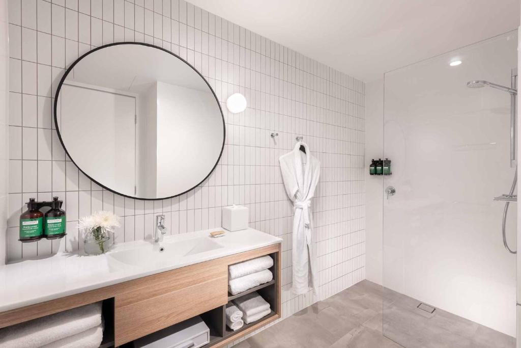 
Premium Corner King Room with Adelaide Hills View
