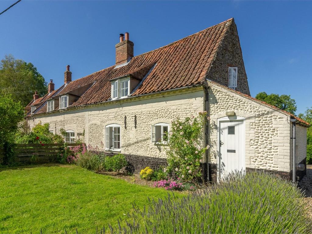 une vieille maison en briques blanches avec une cour dans l'établissement 2 Bed in Field Dalling KT007, à Saxlingham