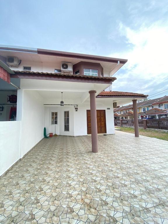 a view of a house with a driveway at Homestay Harmony in Melaka