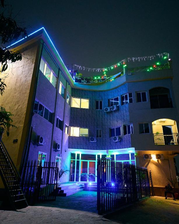 un edificio con luci blu e verdi di Résidence HQ a Brazzaville