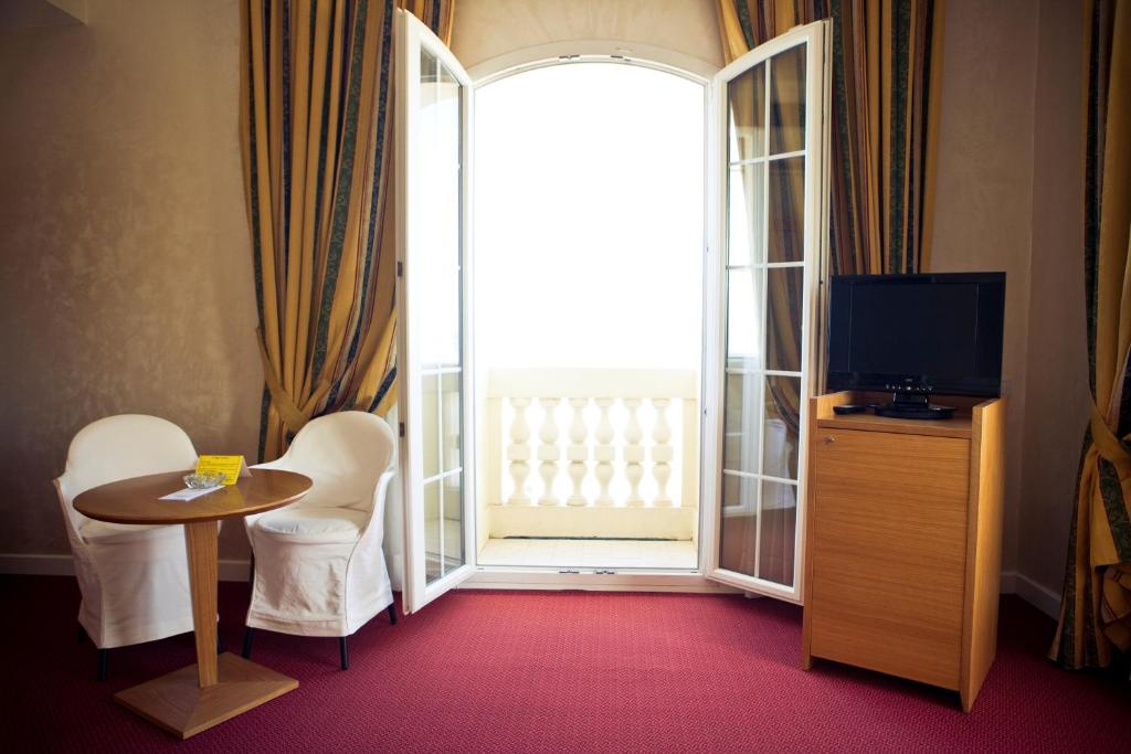 TV a/nebo společenská místnost v ubytování Grand Hotel Cesenatico