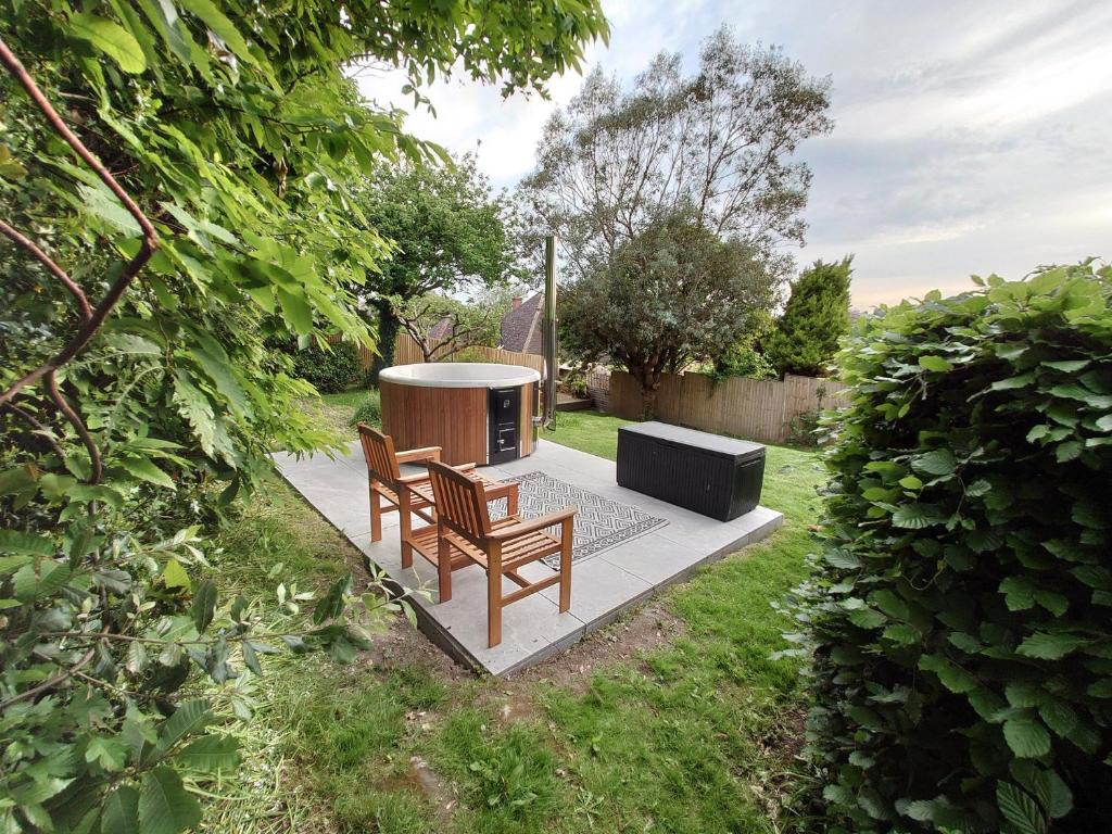 Una mesa y dos sillas y una estufa en un patio. en 4 Bed in Bexhill on Sea 77602, en Bexhill-on-Sea