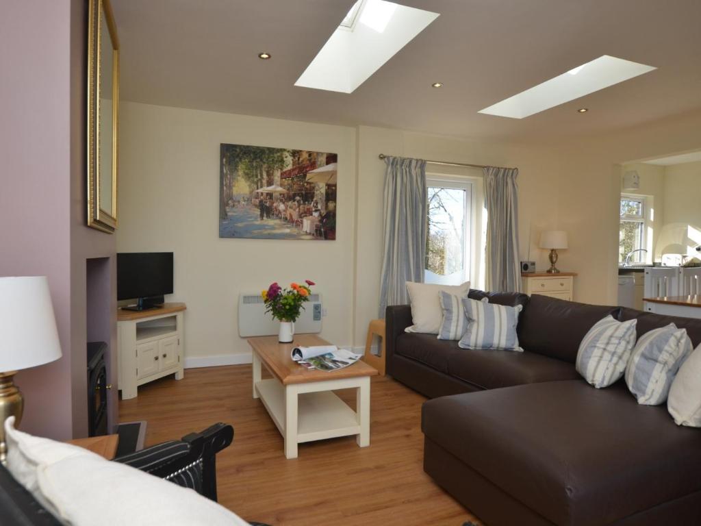 ウェストン・スーパー・メアにある2 Bed in Weston-super-Mare 57144のソファとテーブルのあるリビングルーム