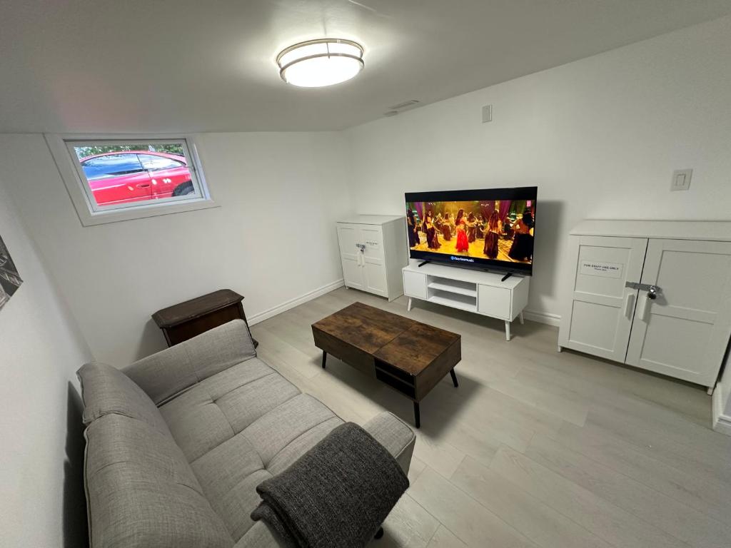 Posezení v ubytování Modern 2 Bedroom Suite, Excellent Location Near Downtown & Airport