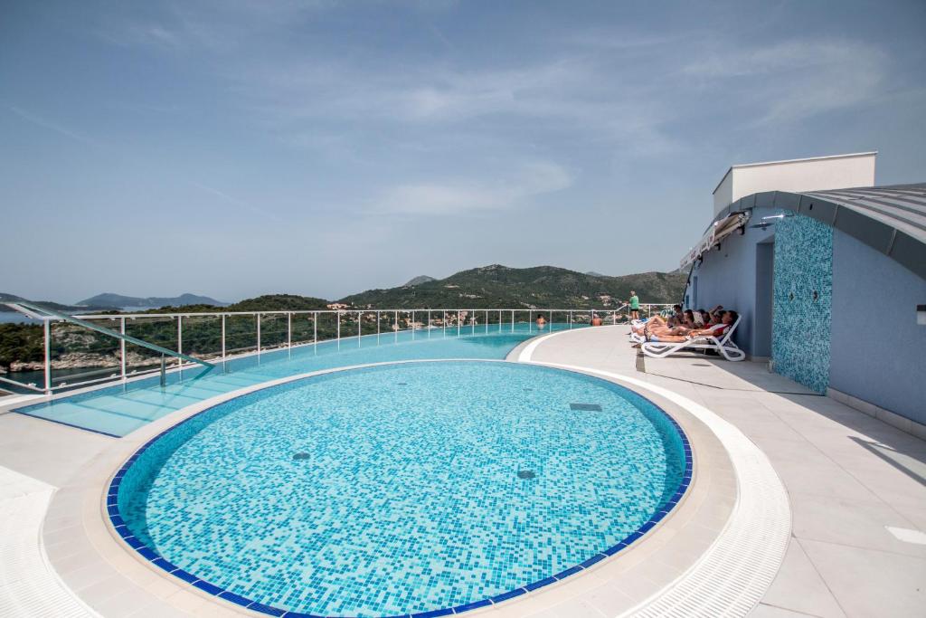 una piscina en la azotea de un edificio en Villa Paradiso 2, en Dubrovnik