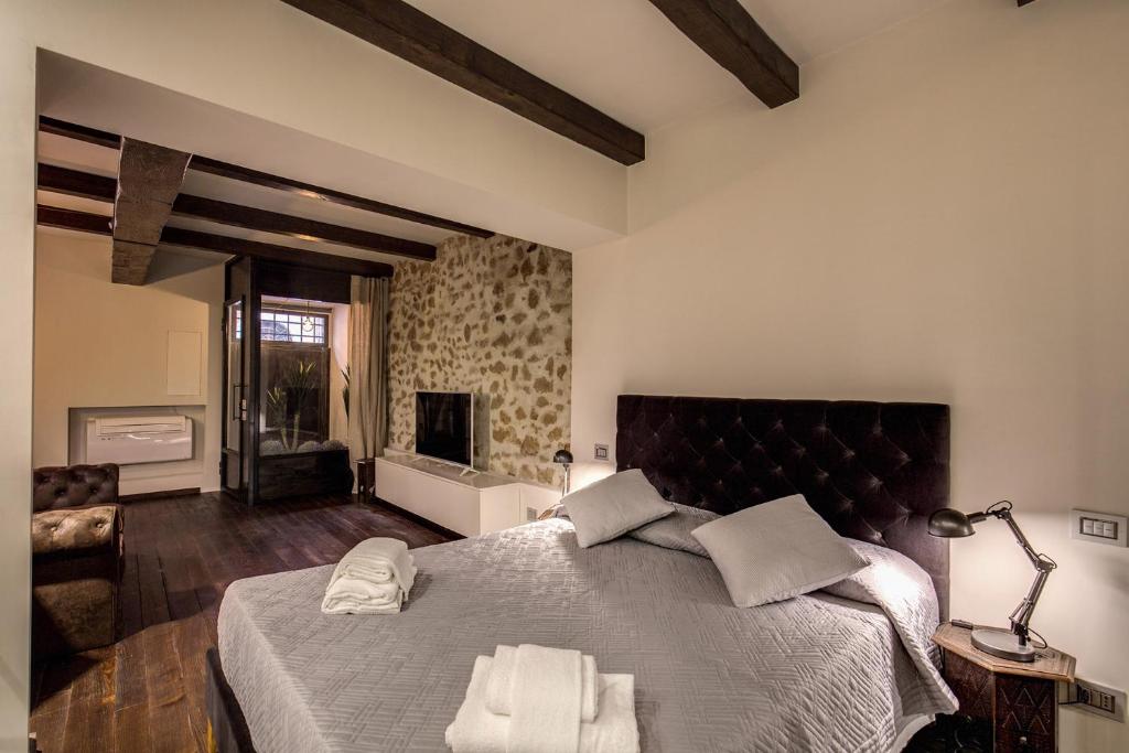 ローマにあるTrinità dei Monti Suiteのベッドルーム1室(大型ベッド1台付)