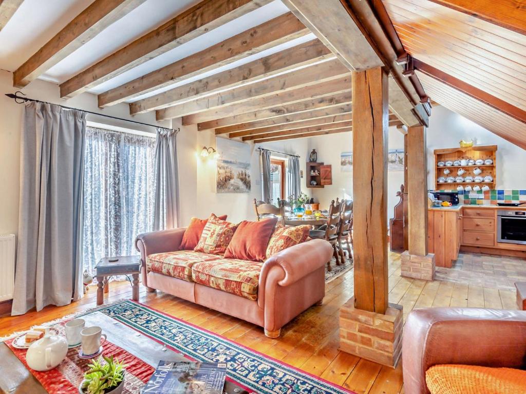 una sala de estar con un sofá y una mesa en 3 bed property in Tatterset 75673, en Tattersett