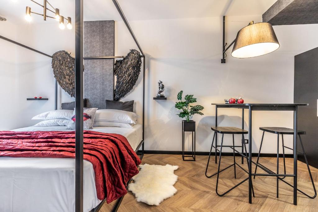 佩鲁贾Tentazioni Nascoste - Affitti Brevi Italia的一间卧室配有一张床、一张桌子和凳子