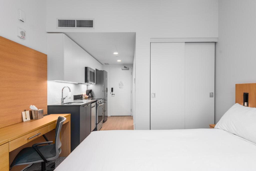 West Coast Suites at UBC - Resim 15