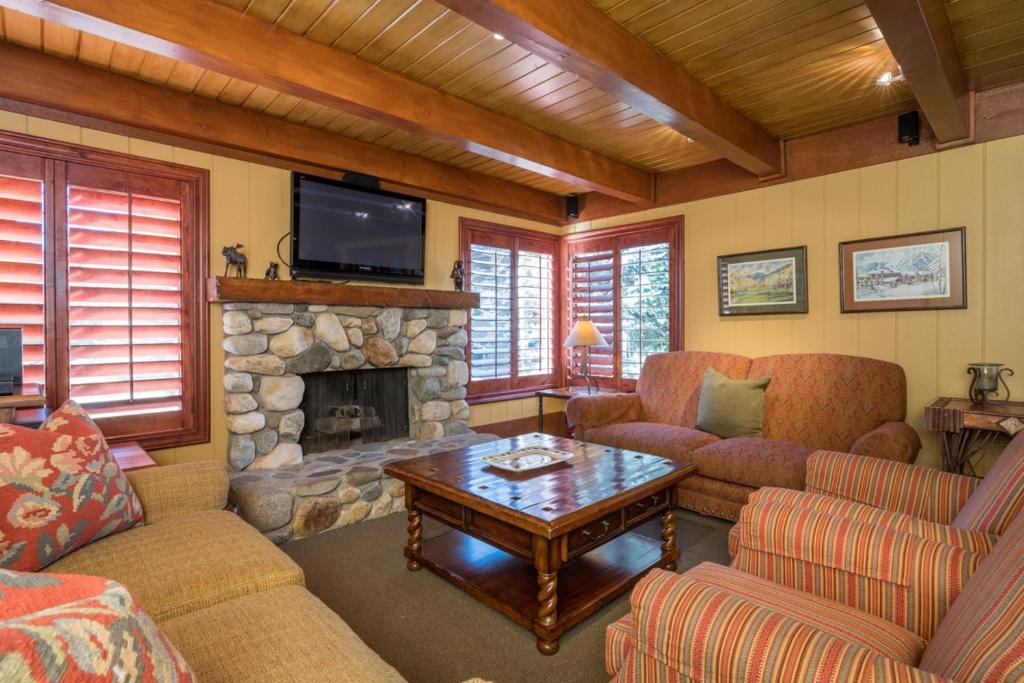 una sala de estar con sofás y una chimenea de piedra. en Villager - 1218 at Sun Valley, en Sun Valley