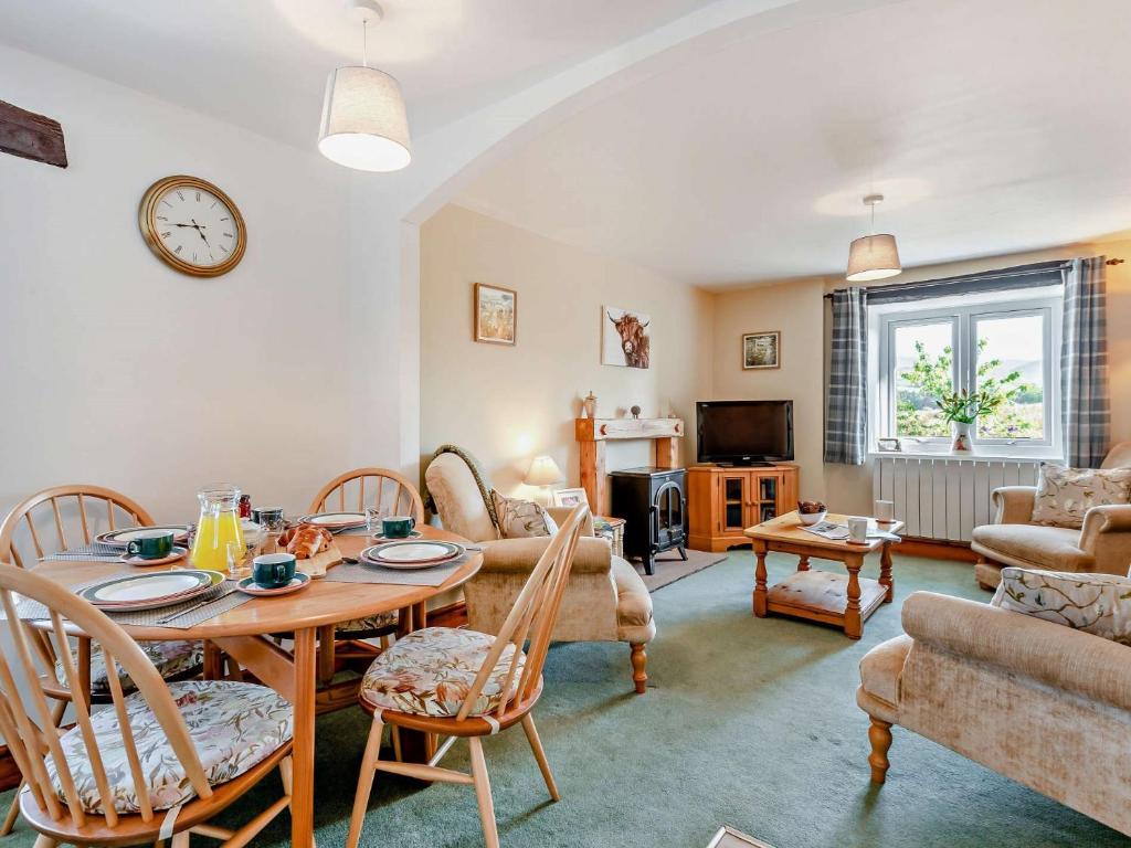 a living room with a table and chairs at 2 Bed in Kirby Stephen SZ265 in Ravenstonedale