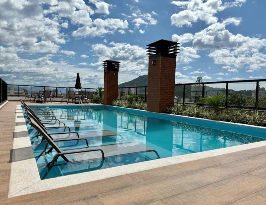 een zwembad bovenop een gebouw bij Apartamento Alpha Premium 209 in Ubatuba