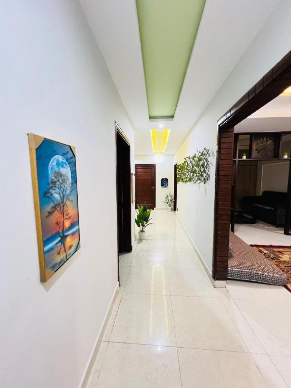un corridoio di una casa con un dipinto sul muro di 4 bed apartment a Peshawar