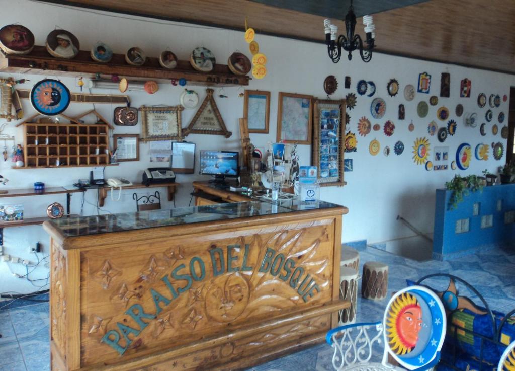 une chambre avec un comptoir recouvert de plaques murales dans l'établissement Paraiso del bosque, à Creel