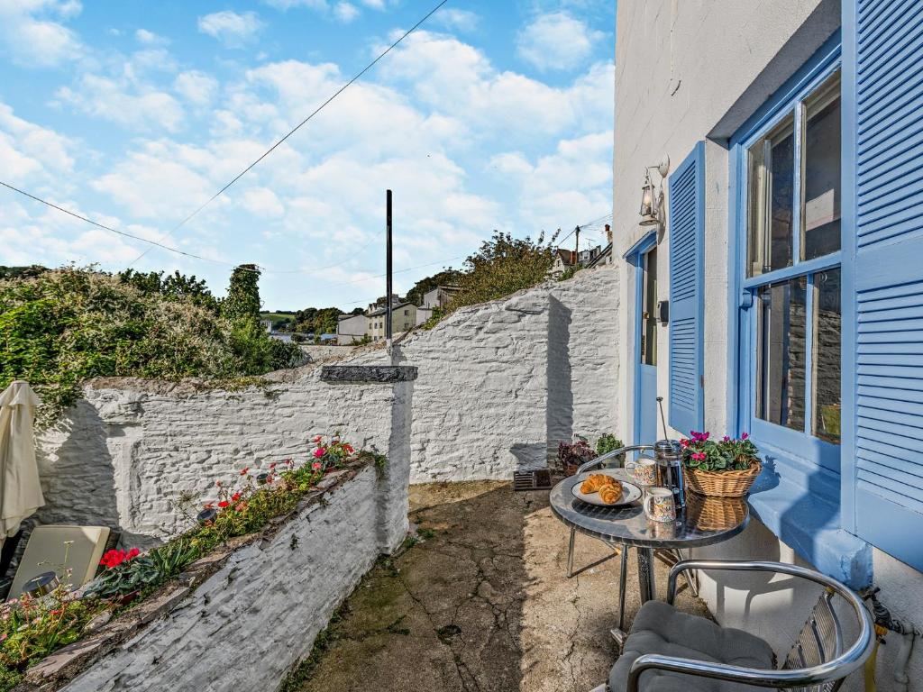 un pequeño patio con una mesa frente a una casa en 1 Bed in Brixham BX036, en Brixham