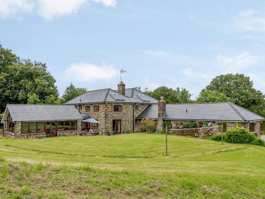 Oakfordにある5 Bed in Bampton GRACIの石造りの家の外観
