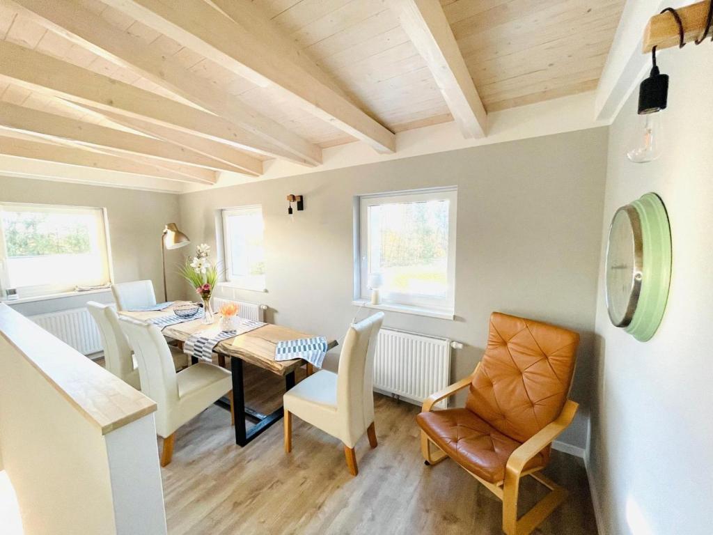 a dining room with a table and chairs at Wilma - direkt an der Ostsee in Zierow