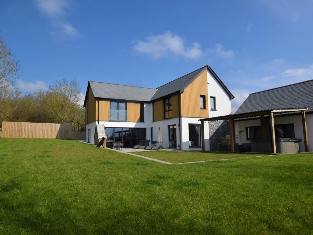 Bridgeruleにある4 Bed in Bude 85673の前の緑の芝生の家